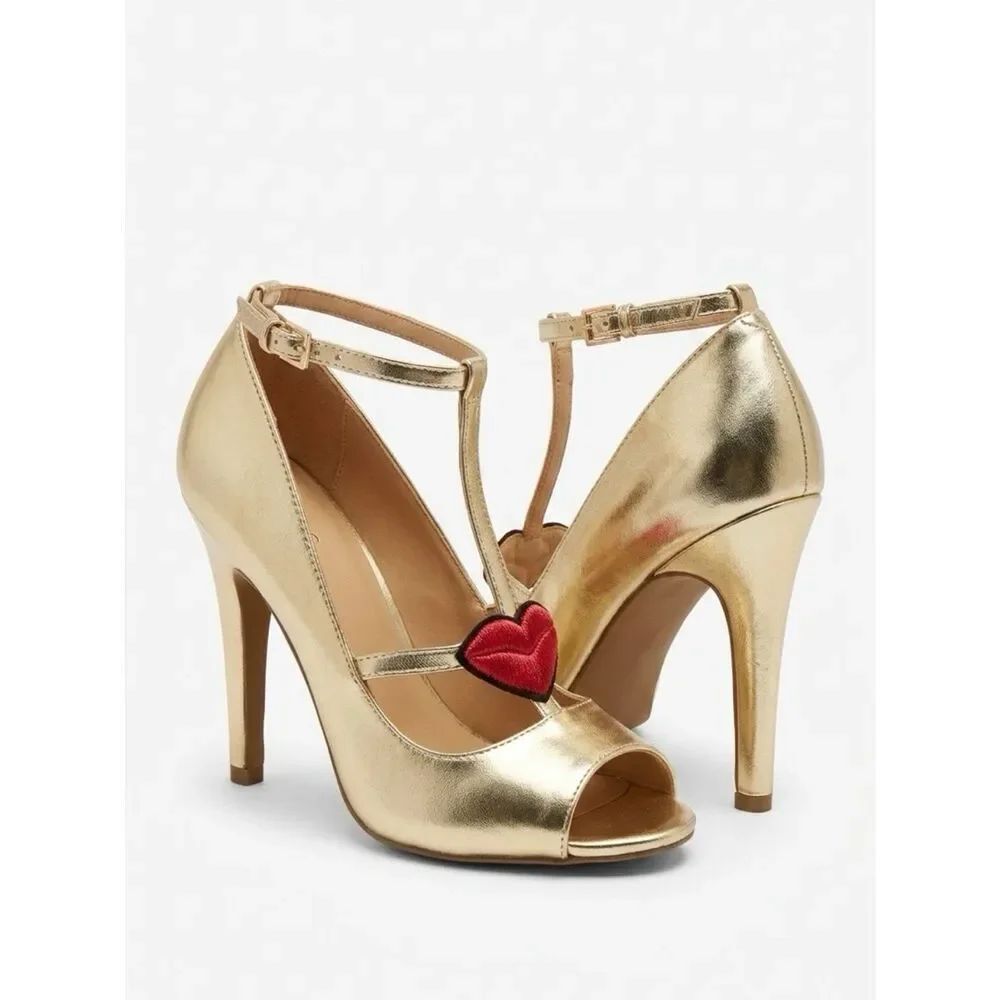 GOLD HEELS with LIPS SIZE 5.5